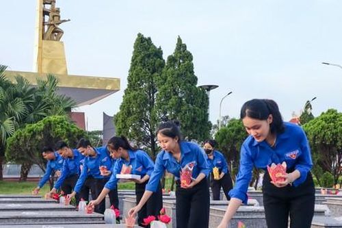 Tuổi trẻ Đà Nẵng, Bình Định thắp ngàn ngọn nến tưởng niệm các anh hùng, liệt sĩ