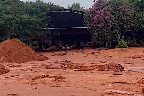 Lại sạt lở cát đỏ ở Phan Thiết, các phương tiện không thể di chuyển