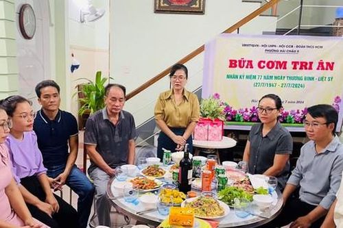 Nấu cơm cho gia đình liệt sĩ