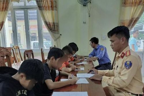Nhóm trẻ 9-14 tuổi nô đùa ném đá lên tàu khách Bắc-Nam