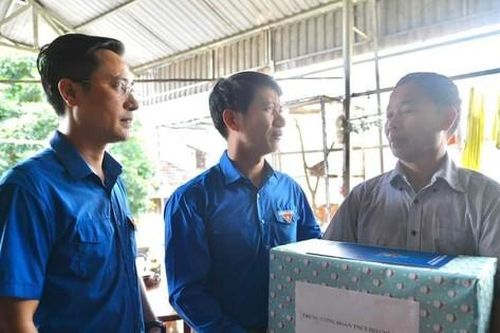 Bí thư thường trực T.Ư Đoàn thăm, tặng quà hỗ trợ người dân vùng lũ Điện Biên
