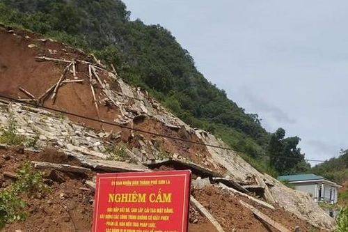 Đường tránh thành phố Sơn La sạt lở, giao thông ách tắc