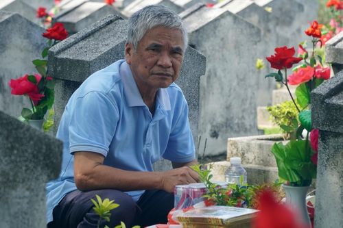 Người đàn ông 14 năm vượt hàng trăm km thắp hương ngôi mộ không hài cốt