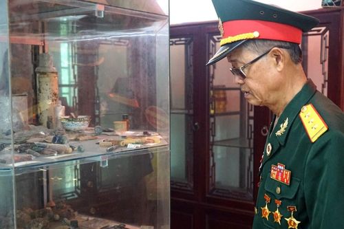 Cựu quân nhân thăm nghĩa trang, nghẹn ngào trước những kỷ vật của liệt sĩ