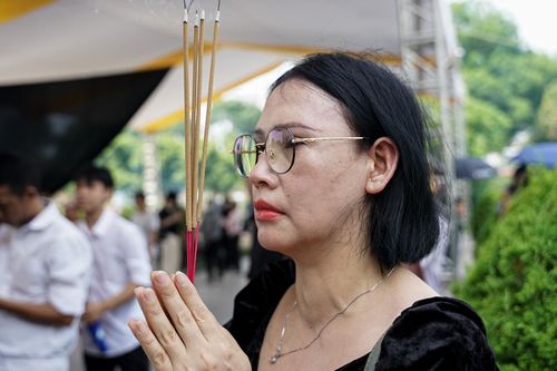 Người dân tới nơi an nghỉ của Tổng Bí thư Nguyễn Phú Trọng dâng hương