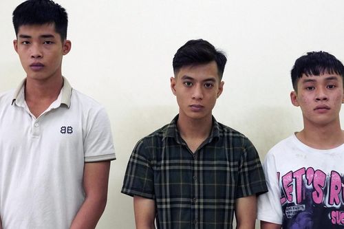 Bắt 3 đối tượng cướp giật trước quán ăn ở TPHCM