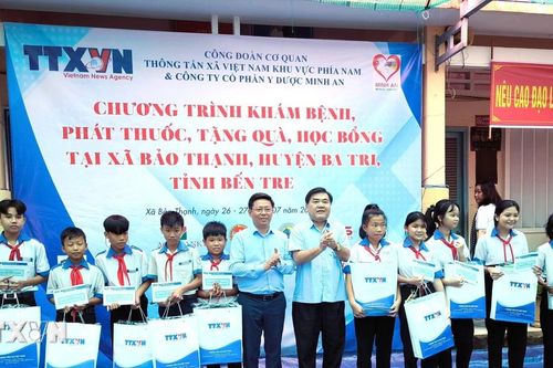 TTXVN khu vực phía Nam tổ chức khám, chữa bệnh tặng quà cho người nghèo