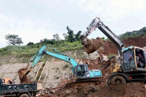 Sạt lở khiến hàng nghìn m3 đất đổ xuống đường tránh Quốc lộ 6 ở Sơn La