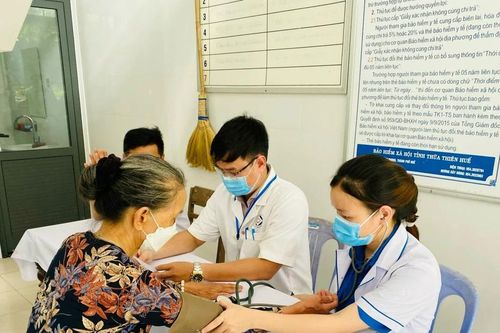 Khám chữa bệnh, tặng quà cho nhiều gia đình chính sách, người có công