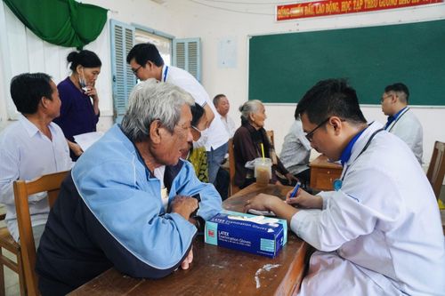 Cơ quan TTXVN khu vực phía Nam tặng quà và khám chữa bệnh miễn phí tại Bến Tre