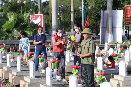 Sáng mãi sự tri ân tại Nghĩa trang quốc gia Việt - Lào