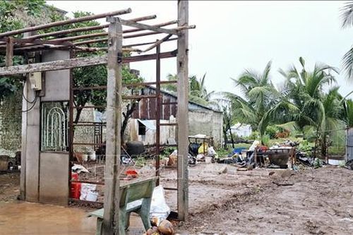 Khẩn trương khắc phục hậu quả lốc xoáy tại Bến Tre, Bạc Liêu