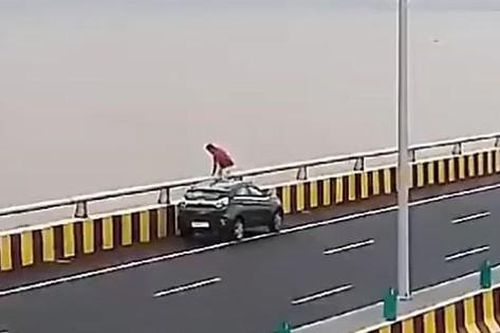 Clip: Người đàn ông bất ngờ dừng ô tô rồi nhảy khỏi cầu tự tử