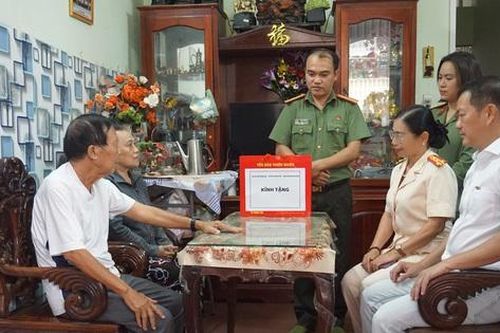Thăm, tặng quà các đồng chí thương binh công an nhân dân đã nghỉ hưu tại Bình Định