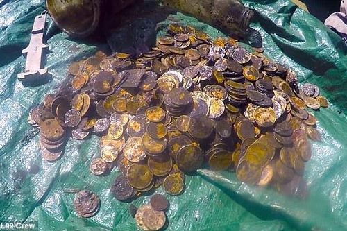 Dọn rác, nhóm thợ lặn phát hiện ra kho báu khổng lồ toàn vàng
