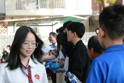 Đắk Lắk: Nhiều trường công lập hạ điểm chuẩn lớp 10