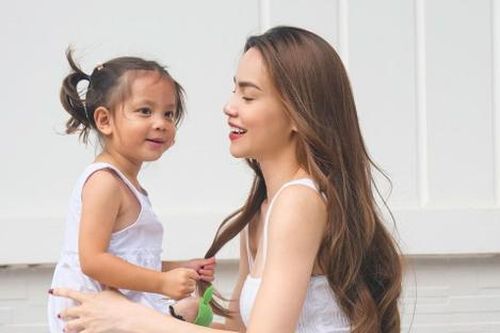 Con gái Lisa ngày càng xinh đẹp giống Hồ Ngọc Hà