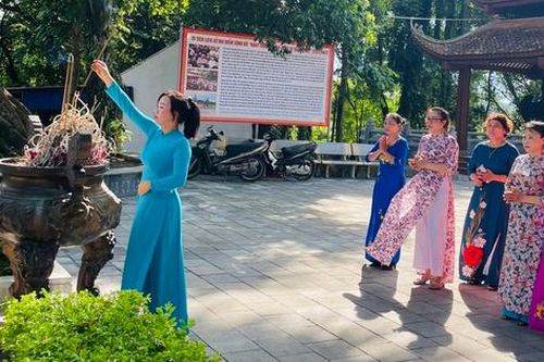 Hội LHPN thị trấn Hùng Sơn dâng hương tại Khu di tích lịch sử quốc gia 27/7