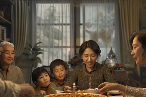 Chị dâu mời cả nhà đi du lịch, mẹ tôi từ chối chị đưa ra một thứ, bà bất ngờ đồng ý