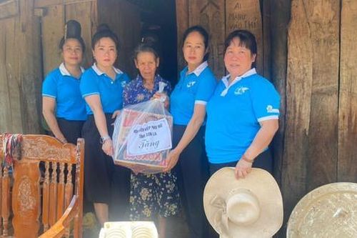 Hội LHPN Sơn La thăm hỏi gia đình hội viên, phụ nữ hoàn cảnh khó khăn bị thiệt hại nặng nề do bão số 2