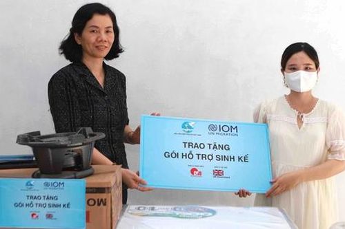 Trung ương Hội LHPN Việt Nam trao gói hỗ trợ sinh kế cho nạn nhân mua bán người tại Lào Cai