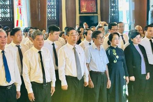 Đoàn lãnh đạo TPHCM tưởng niệm các anh hùng liệt sĩ tại Đền Bến Dược