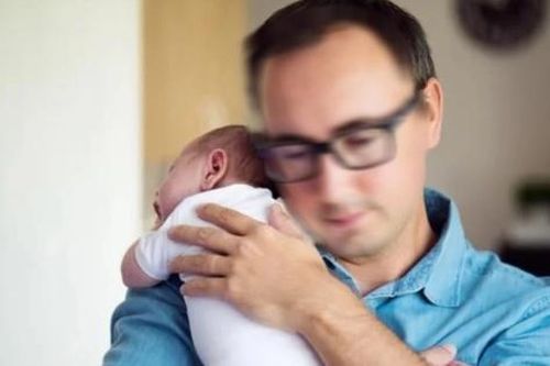 Sau 2 tuần du lịch, chị dâu đem về một đứa trẻ sơ sinh, thái độ của anh tôi làm mọi người bất ngờ