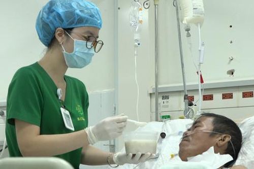 Những 'bóng hồng' thầm lặng trong cuộc chiến giành sự sống tại Bệnh viện Quân y 175