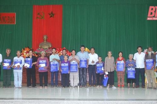 Thăm, tặng quà gia đình chính sách, người có công với cách mạng trên địa bàn xã Hoằng Đạo