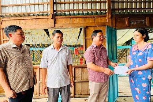 Bí thư Thành ủy Long Xuyên Huỳnh Quốc Thái thăm, hỗ trợ nhà hộ dân bị tốc mái do giông lốc
