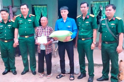 Tiểu đoàn 14 thăm, tặng quà các gia đình chính sách ở xã An Cư