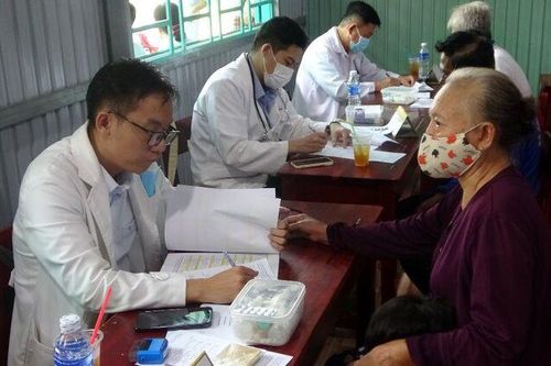 Sinh viên Trường Đại học Y dược Cần Thơ chăm sóc sức khỏe người dân thiểu số Khmer ở Tri Tôn