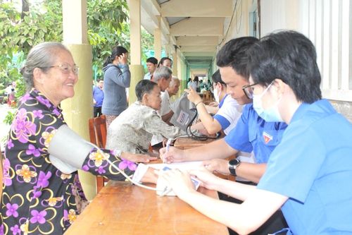 Cơ quan TTXVN khu vực phía Nam tổ chức khám bệnh, phát thuốc miễn phí cho người nghèo tại Bến Tre