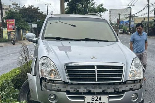 Chư Sê: Ô tô mất lái lao lên dải phân cách