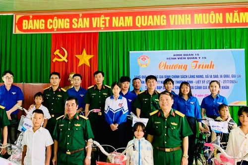 Bệnh viện Quân y 15 tặng quà gia đình chính sách và học sinh nghèo, khó khăn
