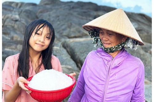 'Như vị muối chung lòng biển mặn'