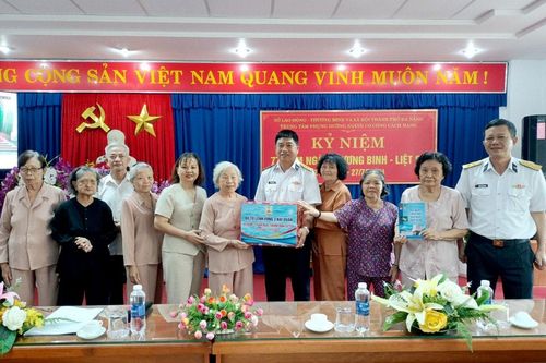 Vùng 3 Hải quân trao 70 suất quà cho gia đình chính sách, người có công
