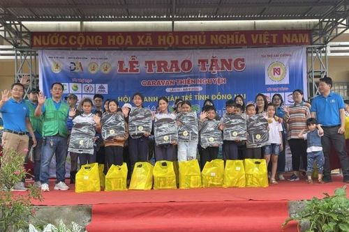Đức Trọng: Trao quà và các công trình hữu ích cho trường học vùng khó khăn