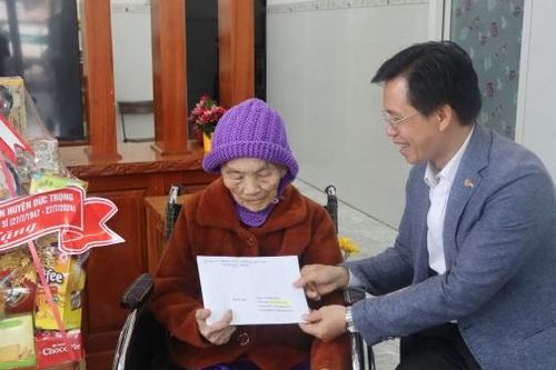 Lãnh đạo huyện Đức Trọng thăm, tặng quà người có công tiêu biểu