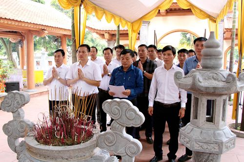 Dâng hương, tưởng niệm các liệt sĩ tại Nhà máy Điện Việt Trì