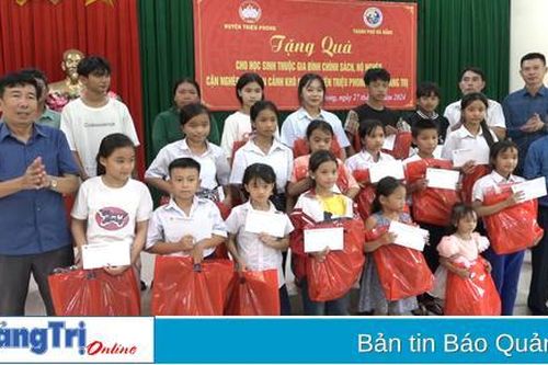 Trao 100 suất quà cho học sinh thuộc diện gia đình chính sách, hộ nghèo ở Triệu Phong