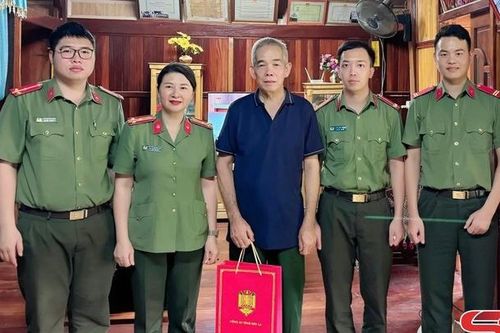Phòng Tham mưu Công an tỉnh tặng quà thương binh, bệnh binh