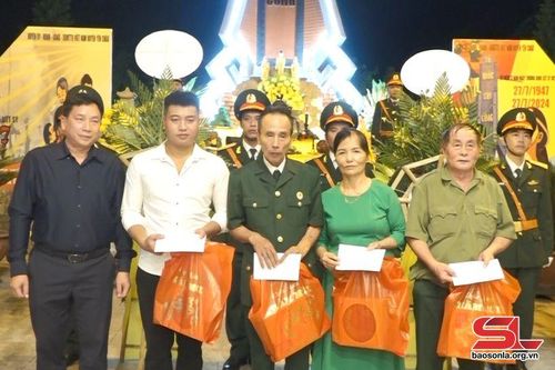 Yên Châu tổ chức lễ cầu siêu và thắp nến tri ân các Anh hùng liệt sĩ