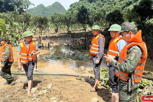 Sử dụng thuốc nổ tạo áp lực khơi dòng chảy để tiêu, thoát lũ tại xã Chiềng Xôm