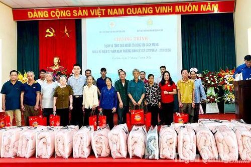 Tặng 61 suất quà cho các đối tượng chính sách xã Tứ Quận