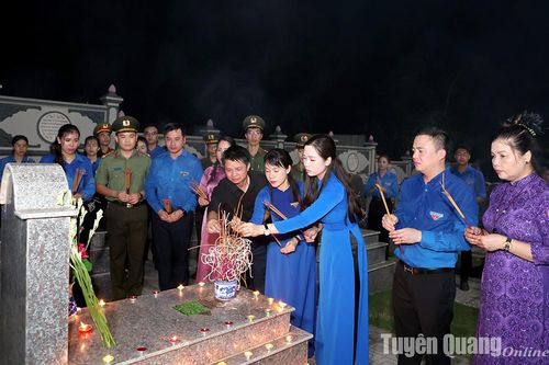 Lễ thắp nến tri ân các Anh hùng liệt sĩ