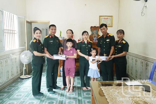 Thay chồng khoác áo 'Bộ đội Cụ Hồ'