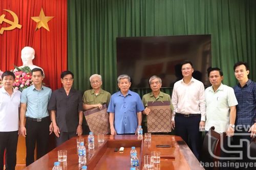 Tặng quà Mẹ Việt Nam Anh hùng và người có công nhân dịp 27-7