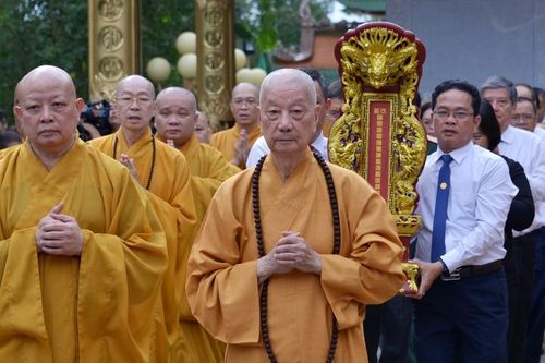 Đức Pháp chủ GHPGVN quang lâm thắp hương tưởng niệm các liệt sĩ tại Đền Bến Dược (H.Củ Chi, TP.HCM)