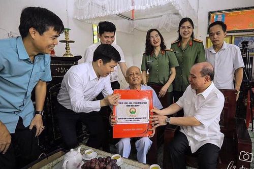 Hòa Bình: Phó Bí thư Thường trực Tỉnh ủy Bùi Đức Hinh tặng quà người có công với cách mạng tại huyện Lương Sơn